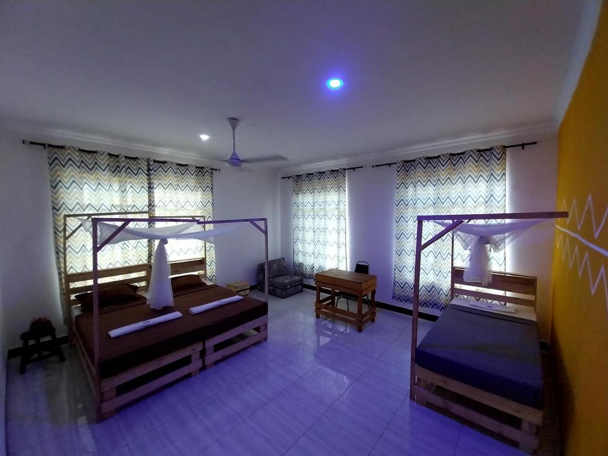 L&J Modern Backpackers Kigamboni Beach House Bed & Breakfast Дар ес Саалам Екстериор снимка