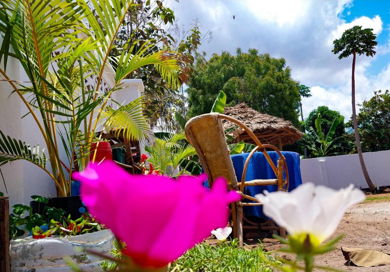 L&J Modern Backpackers Kigamboni Beach House Bed & Breakfast Дар ес Саалам Екстериор снимка