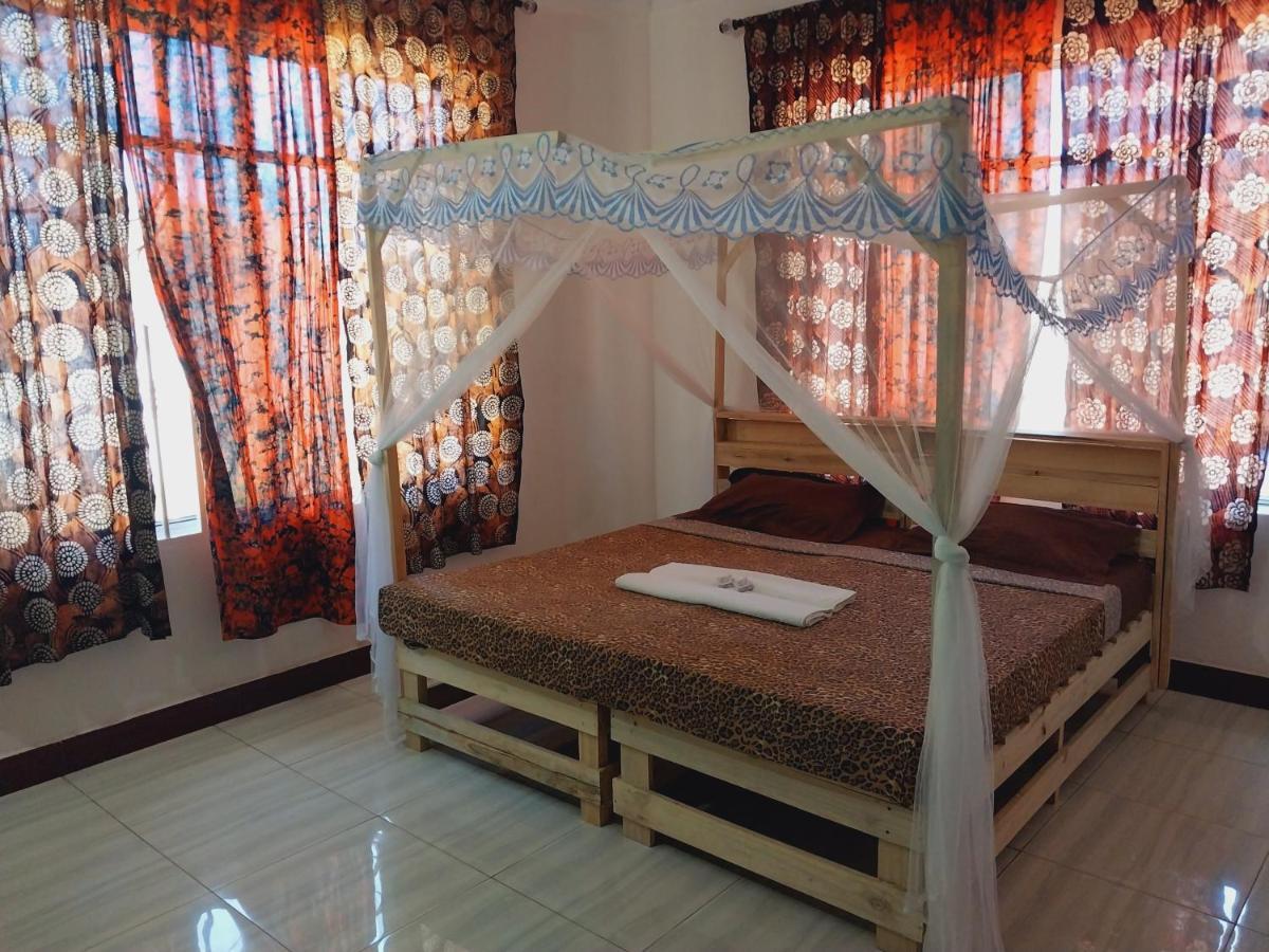 L&J Modern Backpackers Kigamboni Beach House Bed & Breakfast Дар ес Саалам Екстериор снимка
