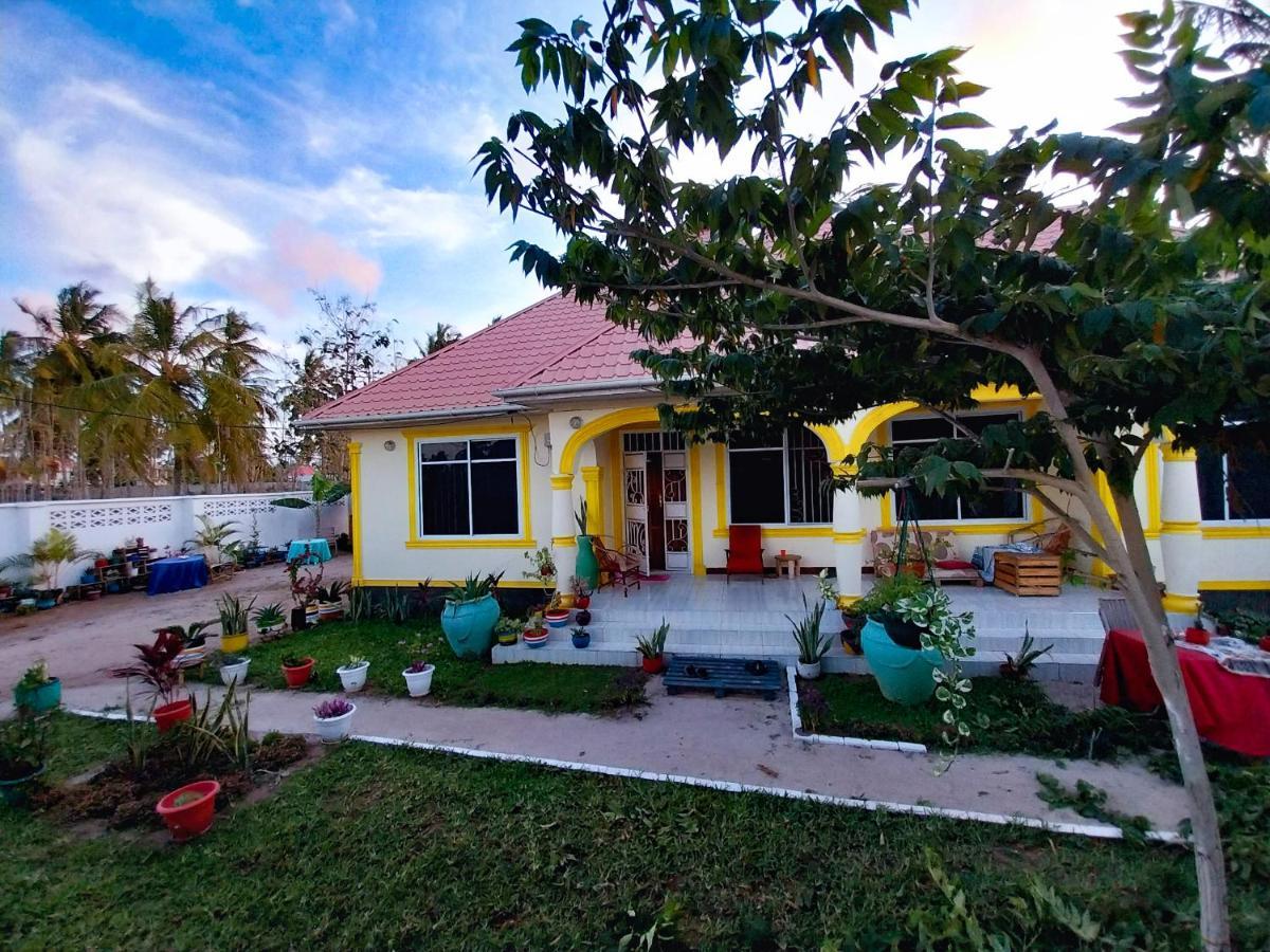 L&J Modern Backpackers Kigamboni Beach House Bed & Breakfast Дар ес Саалам Екстериор снимка