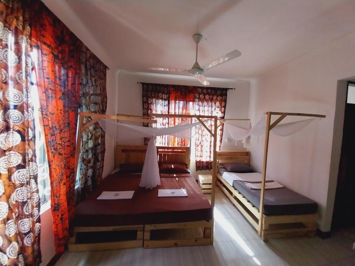 L&J Modern Backpackers Kigamboni Beach House Bed & Breakfast Дар ес Саалам Екстериор снимка